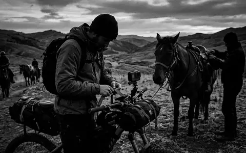 Schwarzweiss-Reportage mit Actionkamera zum Thema GoPro HERO12 Black, ISIN US38268T1034, hoher Kontrast - Foto: THN