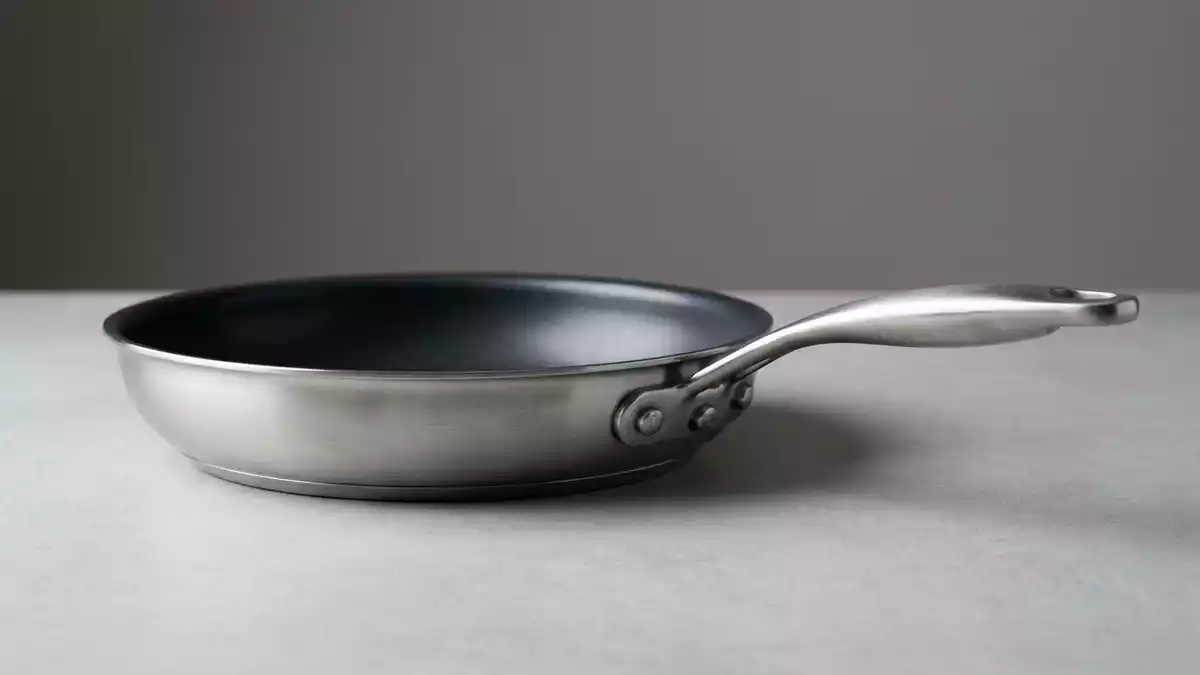 Fotorealistische Studioansicht von Bratpfanne in neutraler Produktdarstellung, neutral