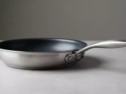 Fotorealistische Studioaufnahme von Bratpfanne zum Thema Tefal Jamie Oliver Pfanne, ISIN FR0000121709, klare Lichtfuehrung - Foto: THN