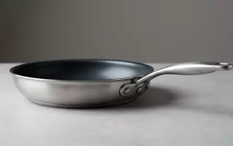 Fotorealistische Studioaufnahme von Bratpfanne zum Thema Tefal Jamie Oliver Pfanne, ISIN FR0000121709, klare Lichtfuehrung - Foto: THN