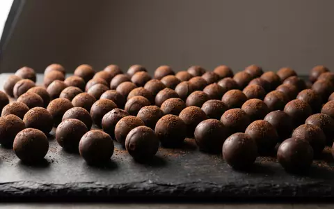 Fotorealistische Studioaufnahme von Schokoladentrüffel zum Thema Lindt Lindor Kugeln, ISIN CH0010570759, klare Lichtfuehrung - Foto: THN