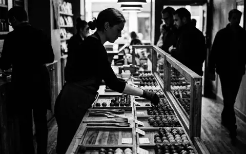 Schwarzweiss-Reportage mit Schokoladentrüffel zum Thema Lindt Lindor Kugeln, ISIN CH0010570759, hoher Kontrast - Foto: THN