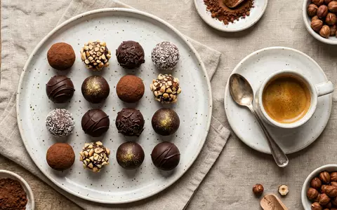 Flatlay-Arrangement rund um Schokoladentrüffel zum Thema Lindt Lindor Kugeln, ISIN CH0010570759, weiches Oberlicht - Foto: THN