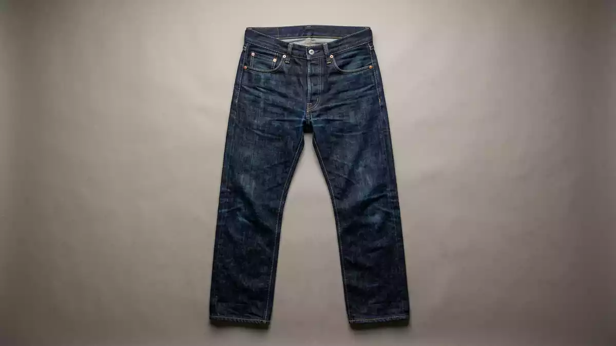 Fotorealistische Studioansicht von Jeanshose in neutraler Produktdarstellung, neutral