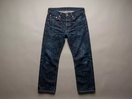 Fotorealistische Studioaufnahme von Jeanshose zum Thema Levi's 501 Jeans, ISIN US52736R1023, klare Lichtfuehrung - Foto: THN