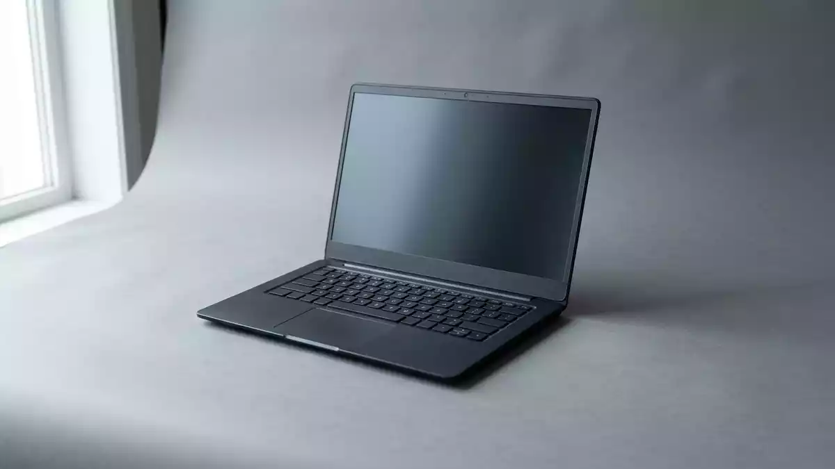 Fotorealistische Studioansicht von Business-Laptop in neutraler Produktdarstellung