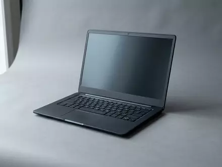 Fotorealistische Studioaufnahme von Business-Laptop zum Thema Lenovo ThinkPad X1, ISIN HK0992009065, klare Lichtfuehrung - Foto: THN