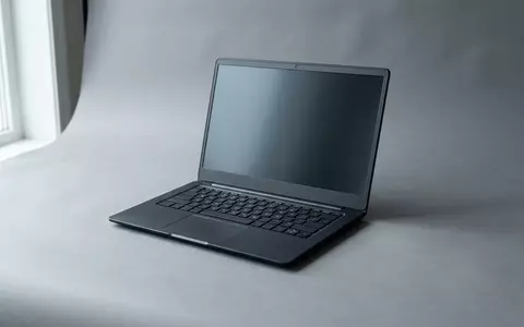 Fotorealistische Studioaufnahme von Business-Laptop zum Thema Lenovo ThinkPad X1, ISIN HK0992009065, klare Lichtfuehrung - Foto: THN