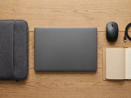 Flatlay-Arrangement rund um Business-Laptop zum Thema Lenovo ThinkPad X1, ISIN HK0992009065, weiches Oberlicht - Foto: THN