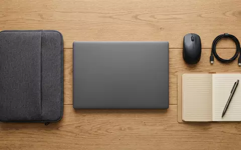 Flatlay-Arrangement rund um Business-Laptop zum Thema Lenovo ThinkPad X1, ISIN HK0992009065, weiches Oberlicht - Foto: THN