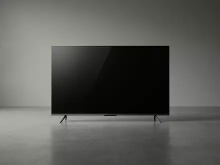 Fotorealistische Studioaufnahme von Fernsehgerät zum Thema LG OLED TV, ISIN KR7066570003, klare Lichtfuehrung - Foto: THN