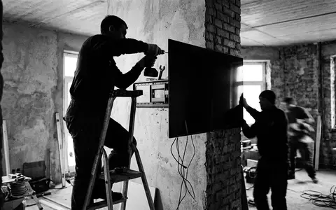 Schwarzweiss-Reportage mit Fernsehgerät zum Thema LG OLED TV, ISIN KR7066570003, hoher Kontrast - Foto: THN