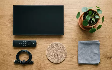 Flatlay-Arrangement rund um Fernsehgerät zum Thema LG OLED TV, ISIN KR7066570003, weiches Oberlicht - Foto: THN