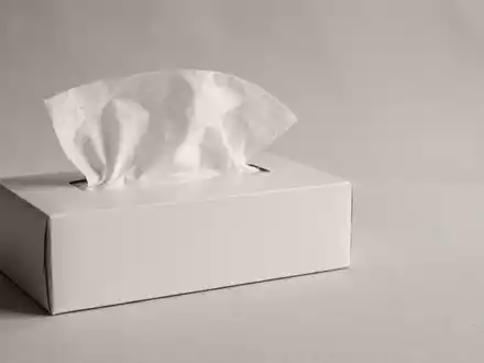 Fotorealistische Studioaufnahme von Kosmetiktücher zum Thema Kleenex Tücher, ISIN US4943681035, klare Lichtfuehrung - Foto: THN