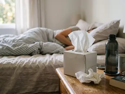 Fotorealistische Aufnahme von Kosmetiktücher im Schlafzimmer zum Thema Kleenex Tücher, ISIN US4943681035, natuerliches Licht - Foto: THN