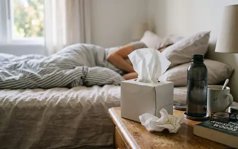 Fotorealistische Aufnahme von Kosmetiktücher im Schlafzimmer zum Thema Kleenex Tücher, ISIN US4943681035, natuerliches Licht - Foto: THN