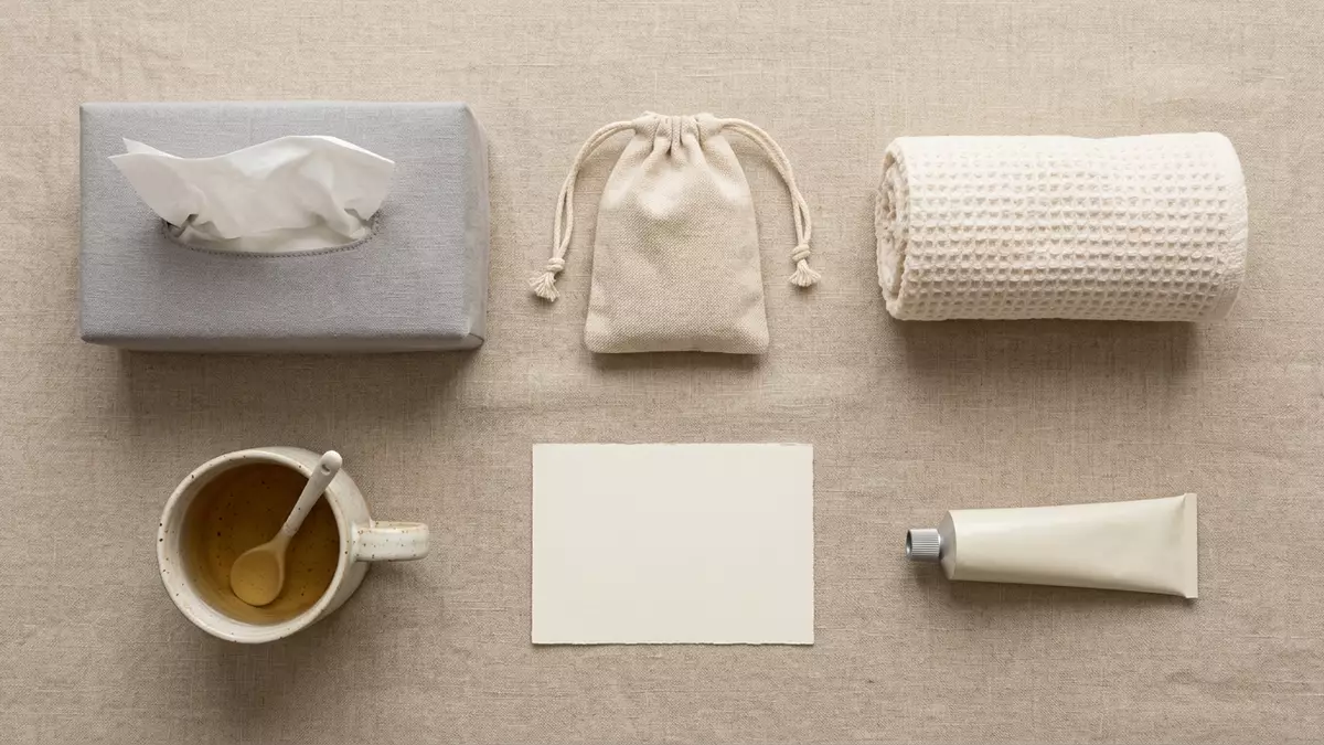 Flatlay-Arrangement rund um Kosmetiktücher mit passenden Requisiten von oben, neutral