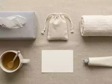 Flatlay-Arrangement rund um Kosmetiktücher zum Thema Kleenex Tücher, ISIN US4943681035, weiches Oberlicht - Foto: THN