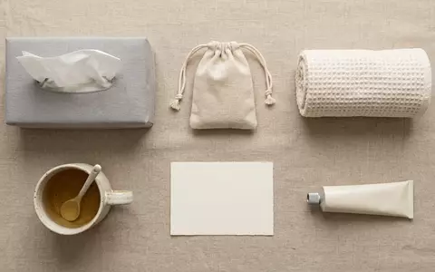 Flatlay-Arrangement rund um Kosmetiktücher zum Thema Kleenex Tücher, ISIN US4943681035, weiches Oberlicht - Foto: THN