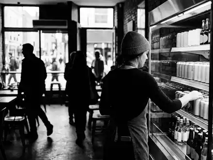 Schwarzweiss-Reportage mit Erfrischungsgetränk zum Thema Dr Pepper, ISIN US49271V1008, hoher Kontrast, sachlich dargestellt - Foto: THN