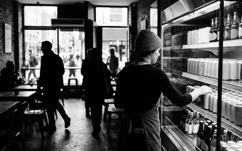 Schwarzweiss-Reportage mit Erfrischungsgetränk zum Thema Dr Pepper, ISIN US49271V1008, hoher Kontrast, sachlich dargestellt - Foto: THN