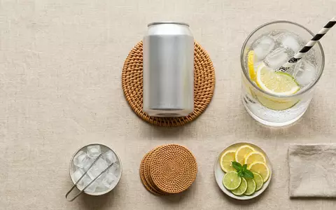 Flatlay-Arrangement rund um Erfrischungsgetränk zum Thema Dr Pepper, ISIN US49271V1008, weiches Oberlicht - Foto: THN