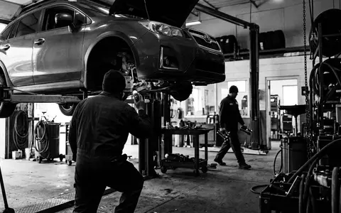 Schwarzweiss-Reportage mit Kompakt-SUV zum Thema Kia Sportage, ISIN KR7000270009, hoher Kontrast, sachlich dargestellt - Foto: THN