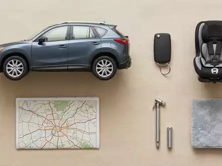 Flatlay-Arrangement rund um Kompakt-SUV zum Thema Kia Sportage, ISIN KR7000270009, weiches Oberlicht - Foto: THN