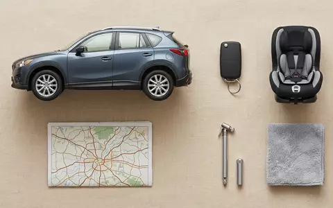 Flatlay-Arrangement rund um Kompakt-SUV zum Thema Kia Sportage, ISIN KR7000270009, weiches Oberlicht - Foto: THN