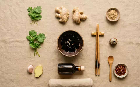 Flatlay-Arrangement rund um Sojasauce zum Thema Kikkoman Sojasauce, ISIN JP3240400006, weiches Oberlicht - Foto: THN