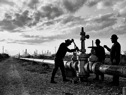 Schwarzweiss-Reportage mit Gasventil zum Thema Equinor Gas, ISIN NO0010096985, hoher Kontrast, sachlich dargestellt - Foto: THN