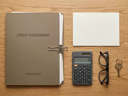Flatlay-Arrangement rund um Bonitätsmappe zum Thema Equifax Bonitätsprüfung, ISIN US29444U7000, weiches Oberlicht - Foto: THN