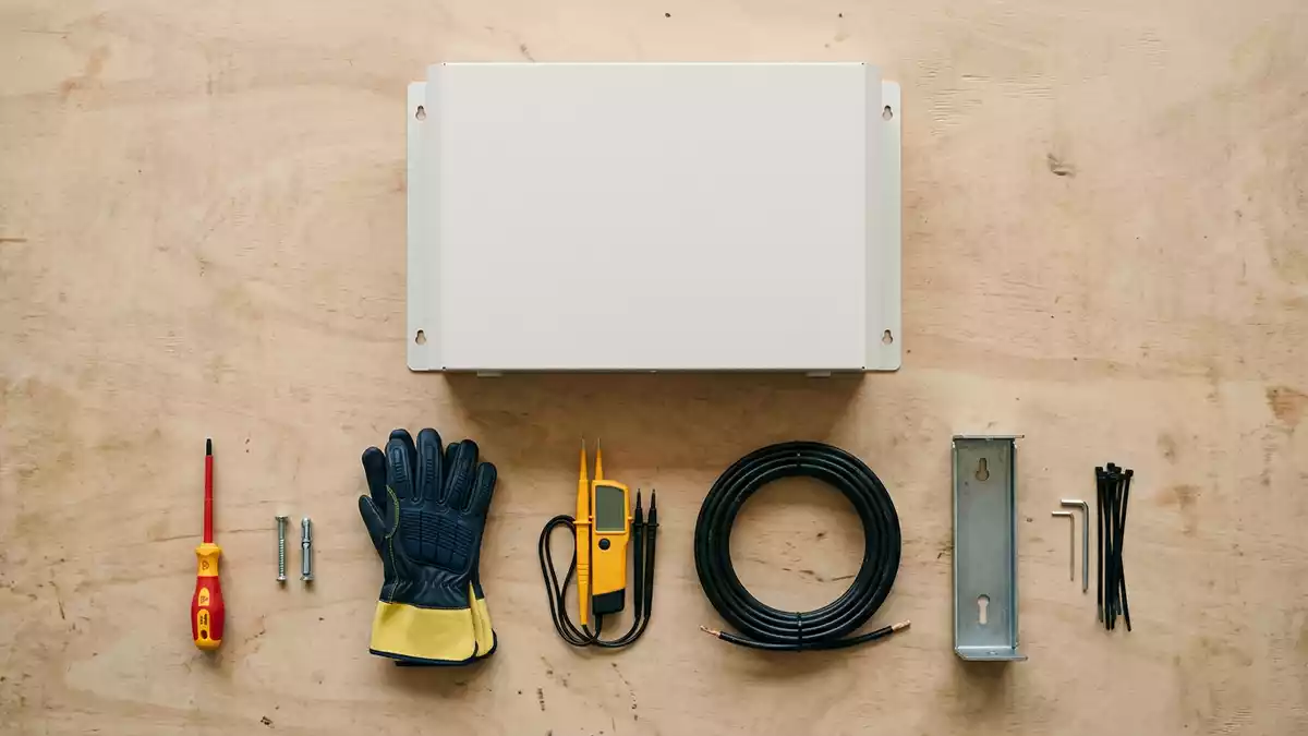 Flatlay-Arrangement rund um Heimspeicher mit passenden Requisiten von oben, neutral