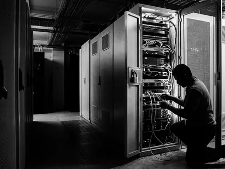Schwarzweiss-Reportage mit Serverschrank zum Thema Server Housing, ISIN US29476L1070, hoher Kontrast, sachlich dargestellt - Foto: THN