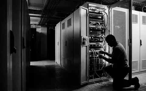 Schwarzweiss-Reportage mit Serverschrank zum Thema Server Housing, ISIN US29476L1070, hoher Kontrast, sachlich dargestellt - Foto: THN