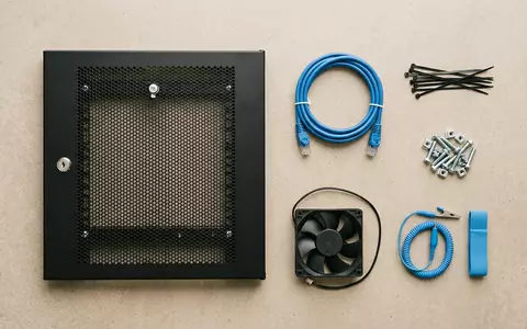 Flatlay-Arrangement rund um Serverschrank zum Thema Server Housing, ISIN US29476L1070, weiches Oberlicht - Foto: THN