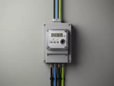 Fotorealistische Studioaufnahme von Stromzähler zum Thema Engie Energie, ISIN FR0010208488, klare Lichtfuehrung - Foto: THN