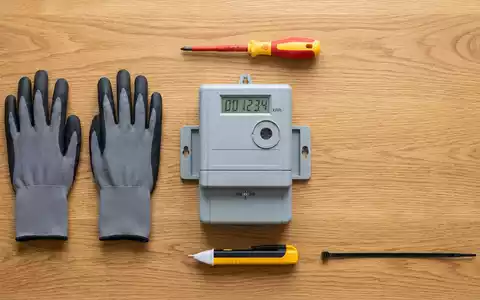 Flatlay-Arrangement rund um Stromzähler zum Thema Engie Energie, ISIN FR0010208488, weiches Oberlicht - Foto: THN