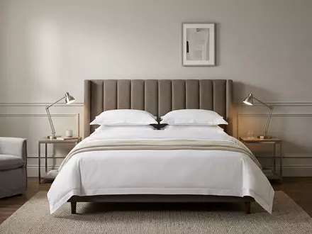 Fotorealistische Studioaufnahme von Hotelzimmer zum Thema Hilton Hotel, ISIN US43300A2033, klare Lichtfuehrung - Foto: THN