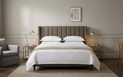 Fotorealistische Studioaufnahme von Hotelzimmer zum Thema Hilton Hotel, ISIN US43300A2033, klare Lichtfuehrung - Foto: THN