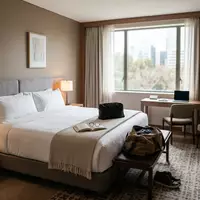 Fotorealistische Aufnahme von Hotelzimmer auf Reisen zum Thema Hilton Hotel, ISIN US43300A2033, natuerliches Licht - Foto: THN