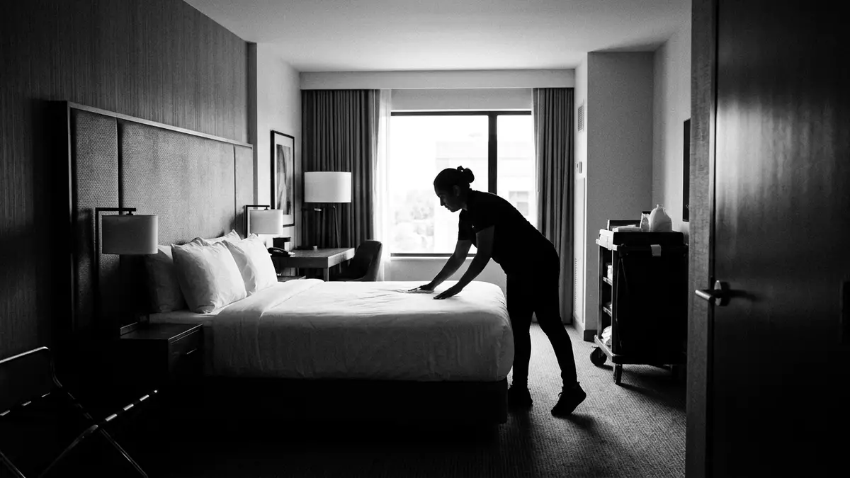 Schwarzweiss-Reportagebild mit Hotelzimmer in dokumentarischer Arbeitsumgebung