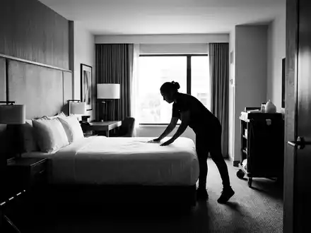 Schwarzweiss-Reportage mit Hotelzimmer zum Thema Hilton Hotel, ISIN US43300A2033, hoher Kontrast, sachlich dargestellt - Foto: THN