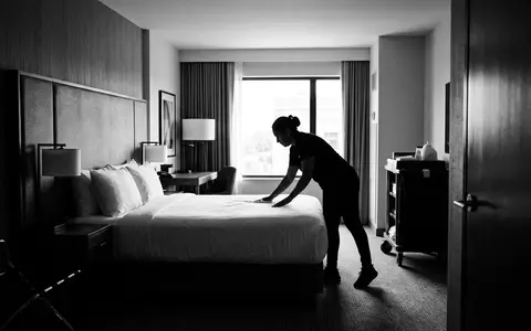 Schwarzweiss-Reportage mit Hotelzimmer zum Thema Hilton Hotel, ISIN US43300A2033, hoher Kontrast, sachlich dargestellt - Foto: THN