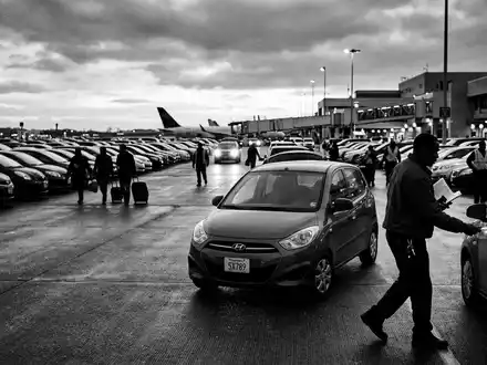 Schwarzweiss-Reportage mit Mietwagen zum Thema Hertz Mietwagen, ISIN US42809H1077, hoher Kontrast, sachlich dargestellt - Foto: THN