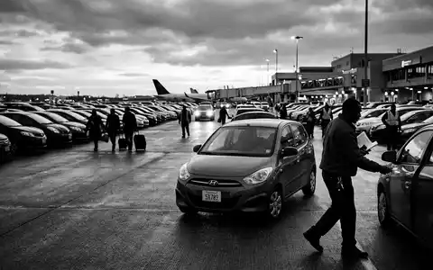 Schwarzweiss-Reportage mit Mietwagen zum Thema Hertz Mietwagen, ISIN US42809H1077, hoher Kontrast, sachlich dargestellt - Foto: THN
