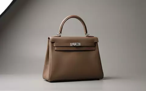 Fotorealistische Studioaufnahme von Lederhandtasche zum Thema Hermès Birkin Bag, ISIN FR0000052292, klare Lichtfuehrung - Foto: THN