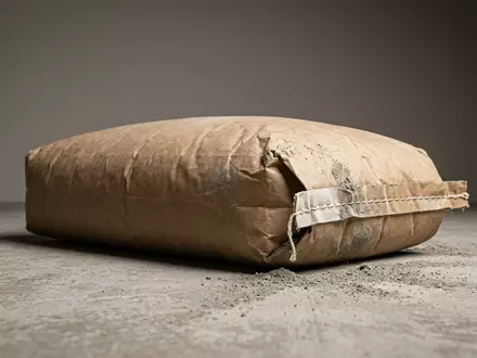 Fotorealistische Studioaufnahme von Zementsack zum Thema Holcim Zement, ISIN CH0012214059, klare Lichtfuehrung - Foto: THN