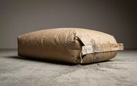 Fotorealistische Studioaufnahme von Zementsack zum Thema Holcim Zement, ISIN CH0012214059, klare Lichtfuehrung - Foto: THN