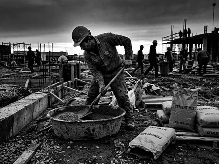 Schwarzweiss-Reportage mit Zementsack zum Thema Holcim Zement, ISIN CH0012214059, hoher Kontrast, sachlich dargestellt - Foto: THN